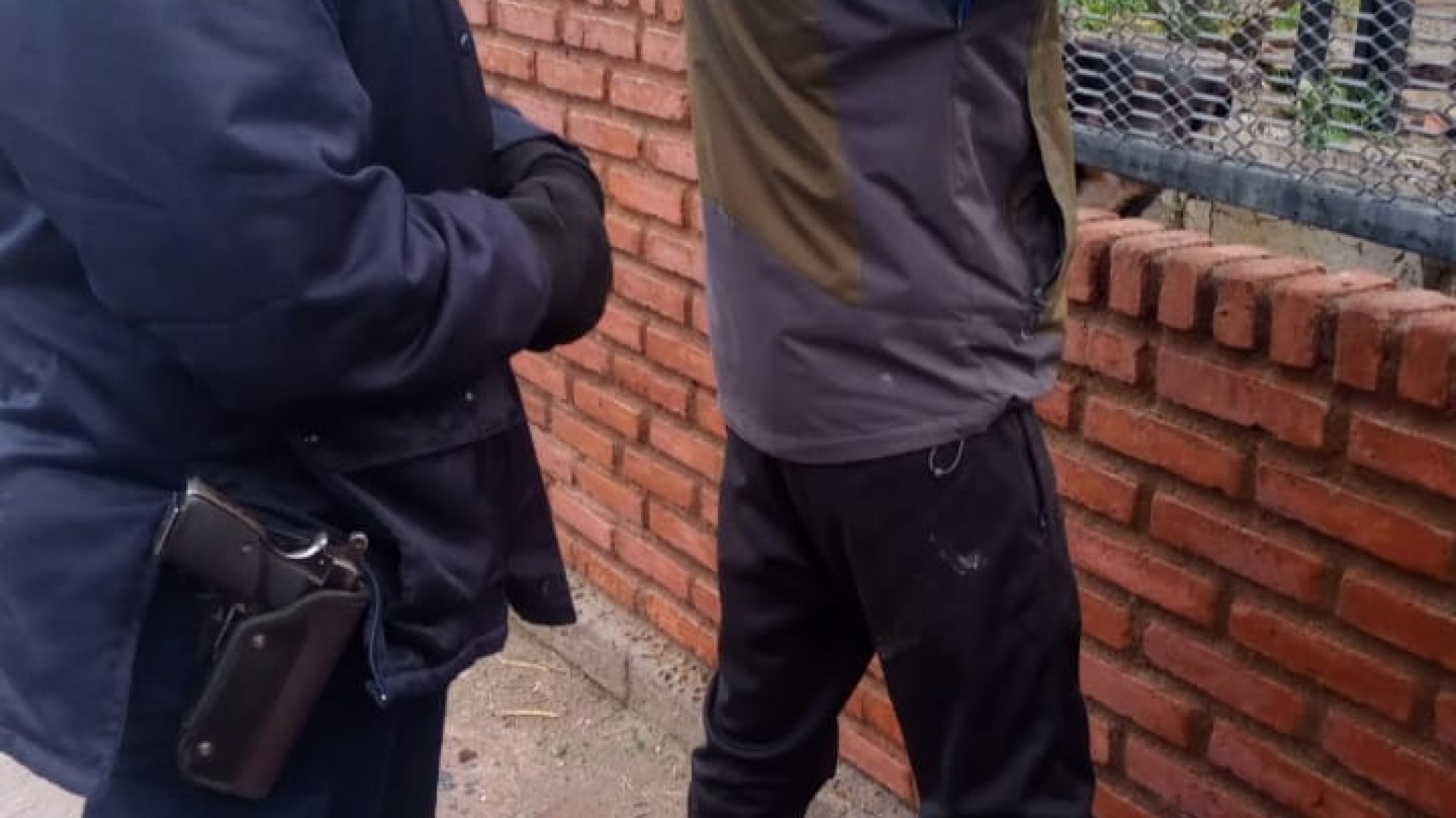 Salió a caminar por el barrio, la policía lo identificó y terminó detenido