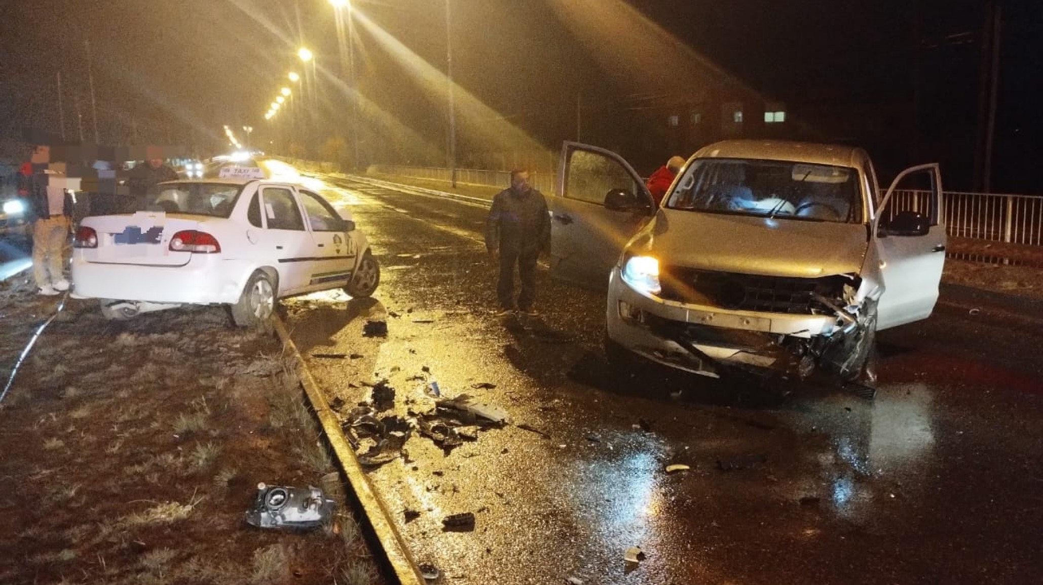 Un taxista se cruzó de carril y provocó un fuerte accidente: tuvieron que ser trasladados al hospital