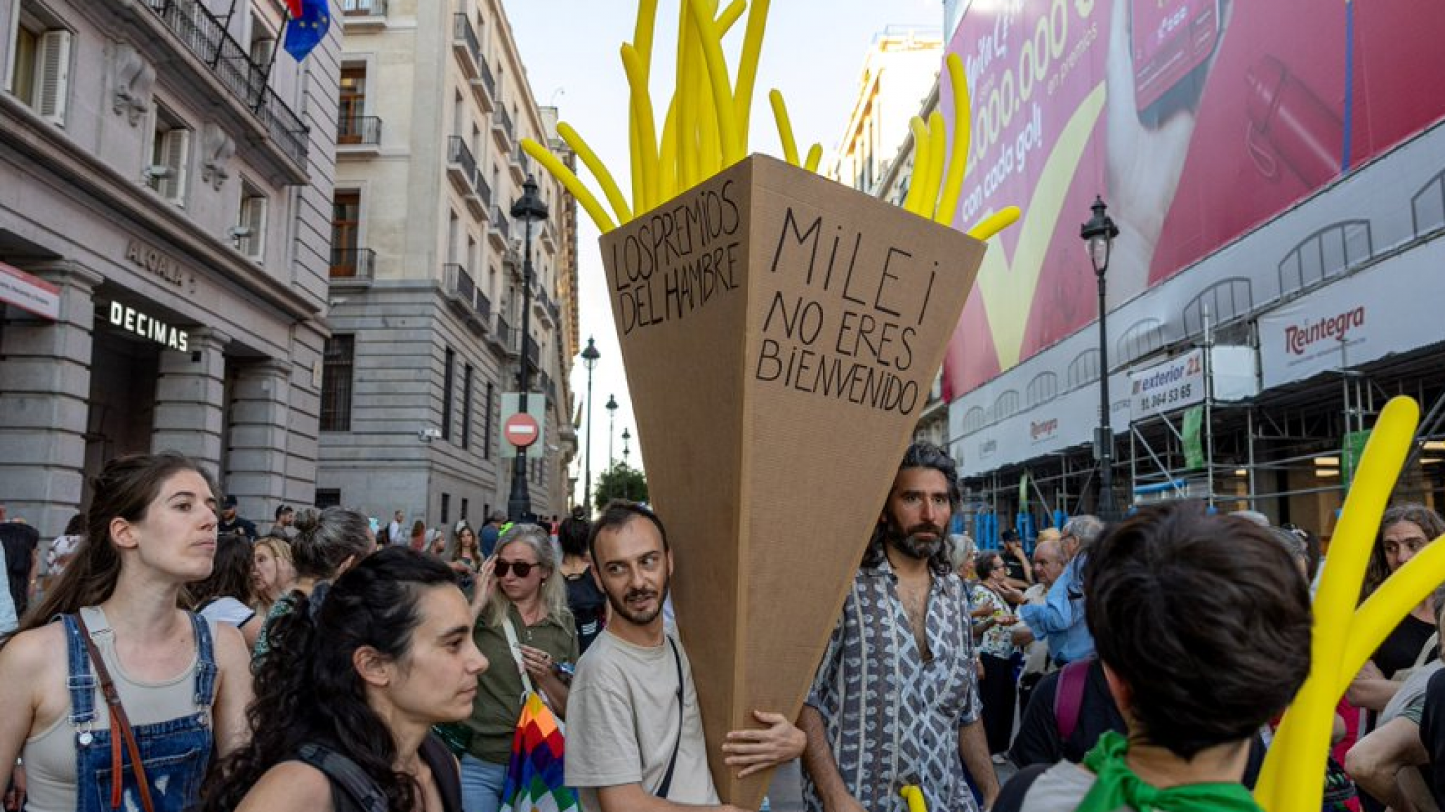 Un cono de papas fritas para repudiar la llegada de Milei a España: Así fue la protesta