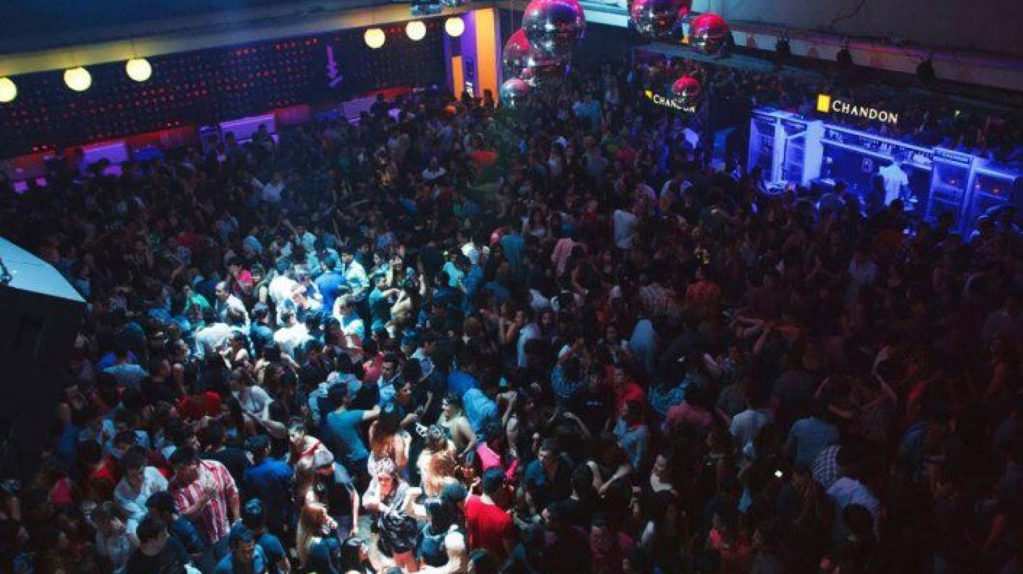 Salió a bailar, se puso violento, generó disturbios y agredió a personas fuera del boliche