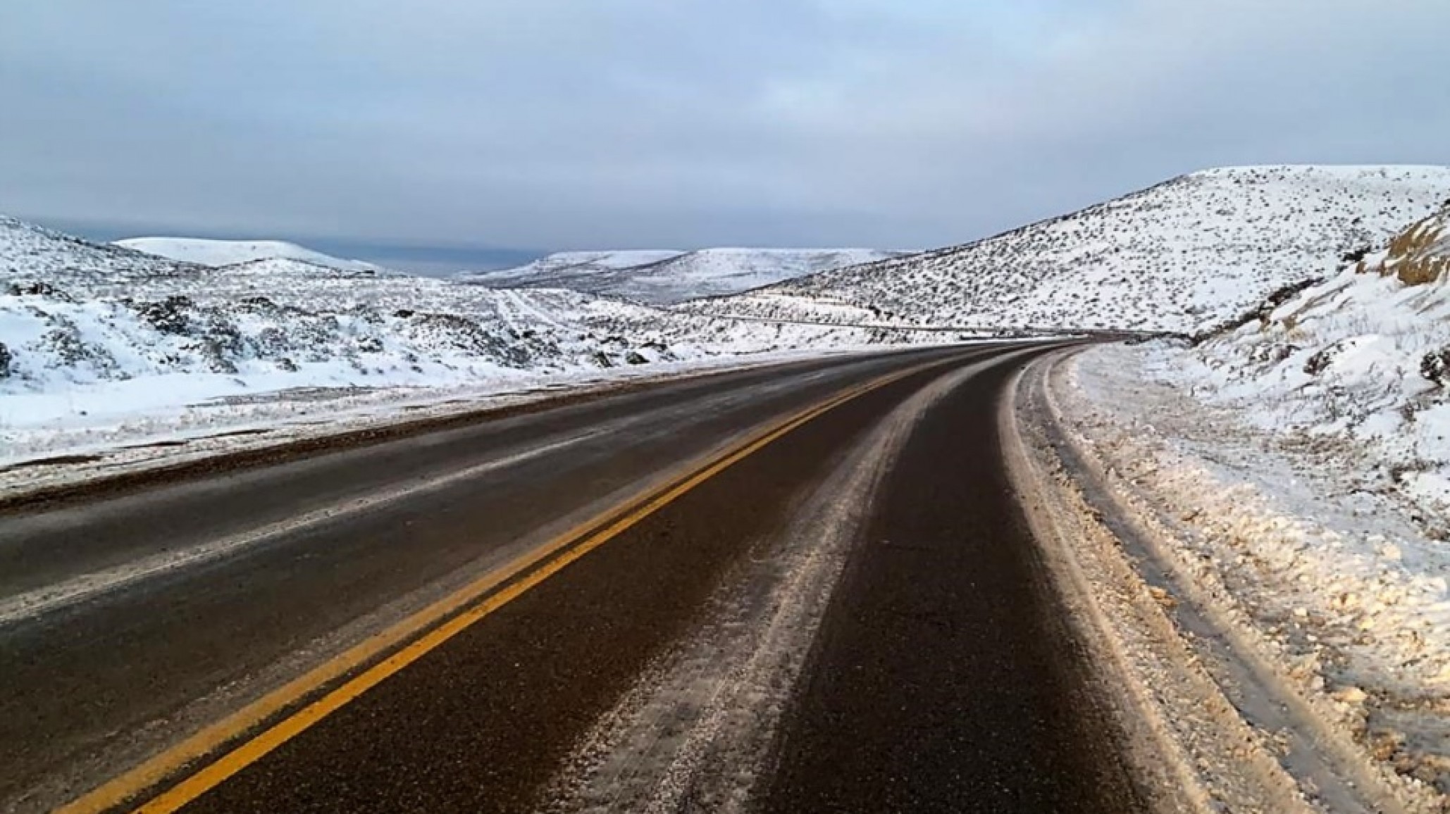 La Ruta Nacional 3, entre Comodoro y Trelew, continúa cortada y no hay horario de normalización