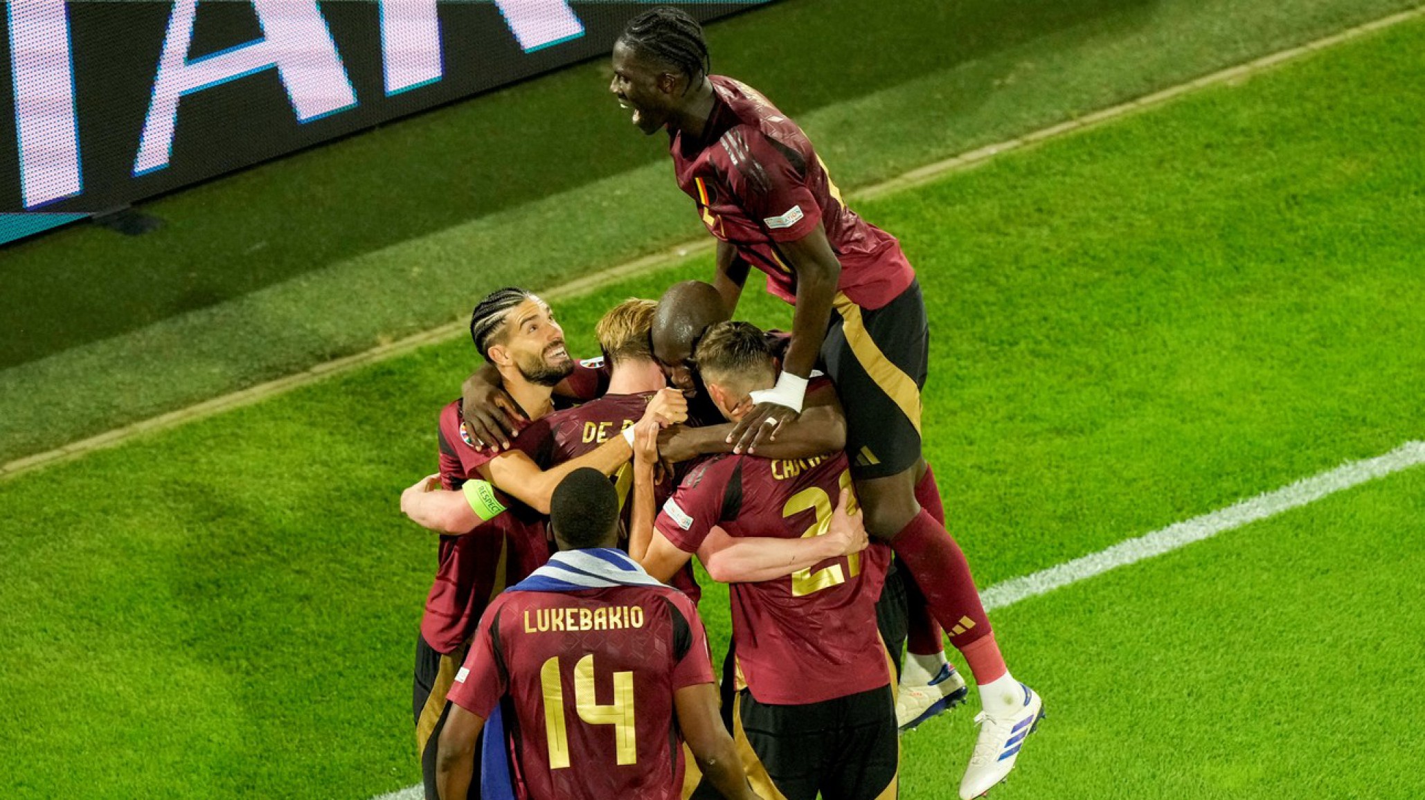 Bélgica le ganó a Rumania y dejó el grupo E más apretado que nunca