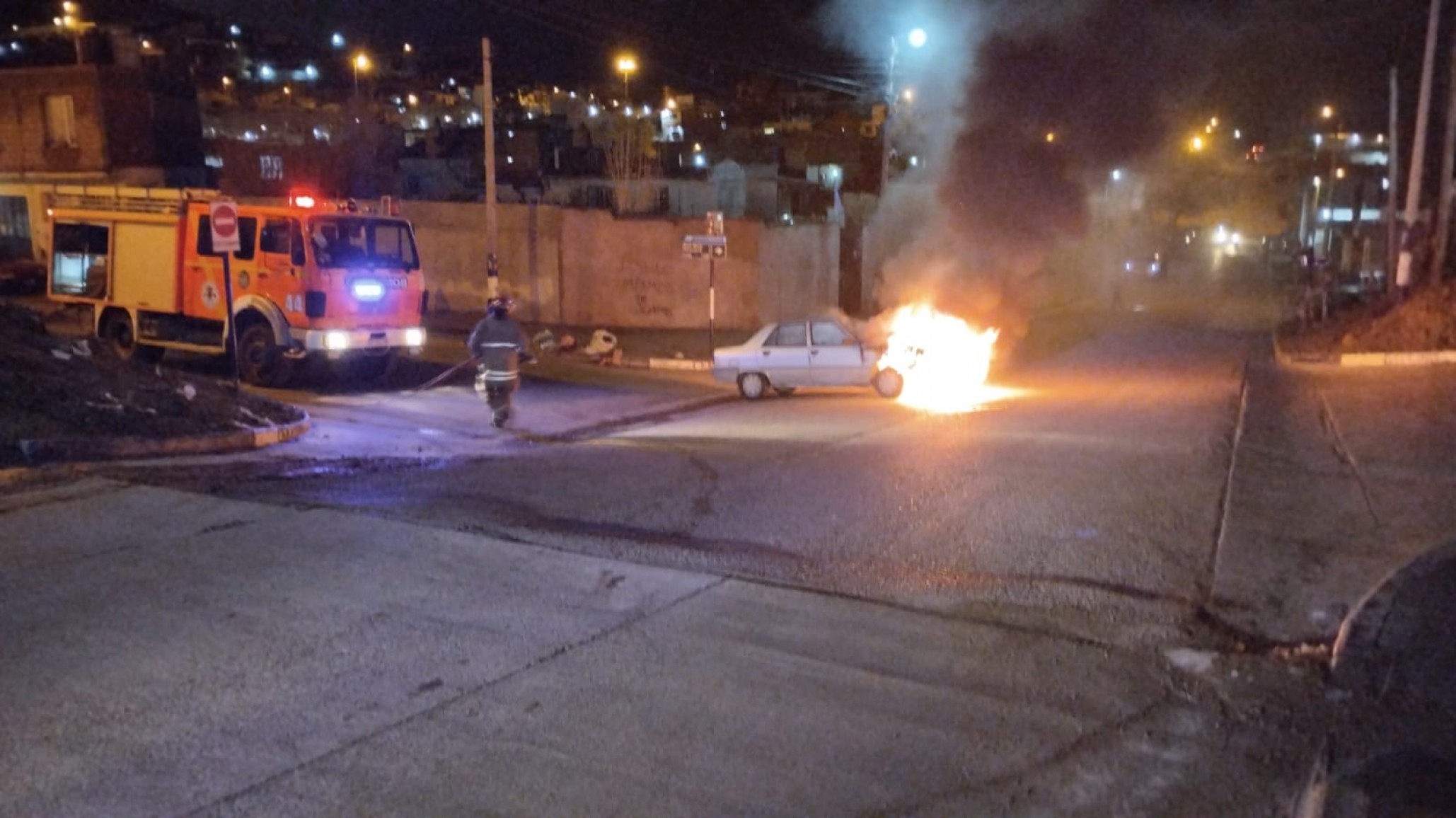 Se incendió un auto por un fallo mecánico