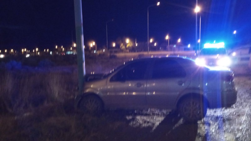 Una maestra iba a trabajar, chocó contra un poste y terminó en el hospital