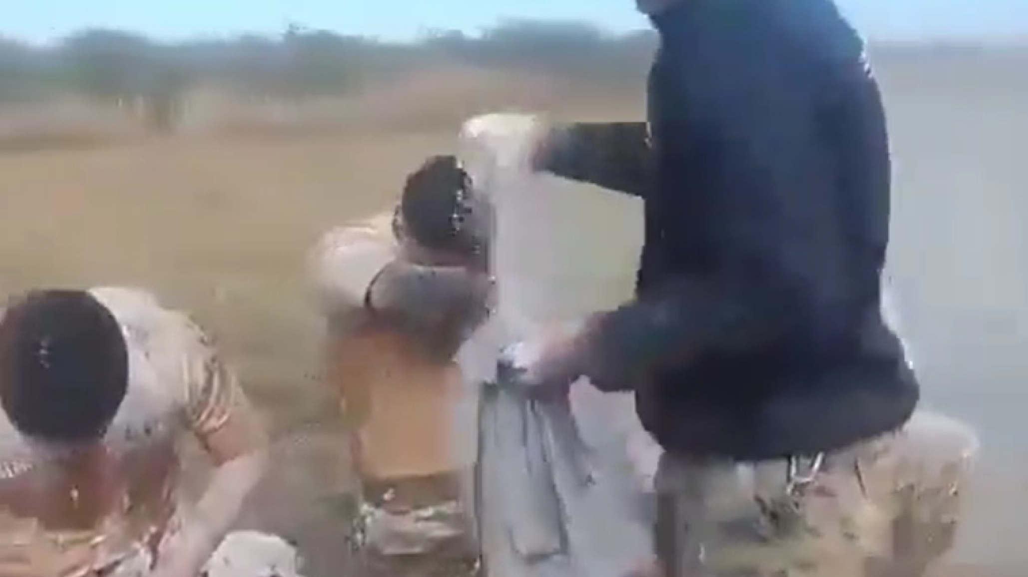 Brutal "bautismo" militar: investigan a paracaidistas por arrojar cal viva a j髒enes soldados