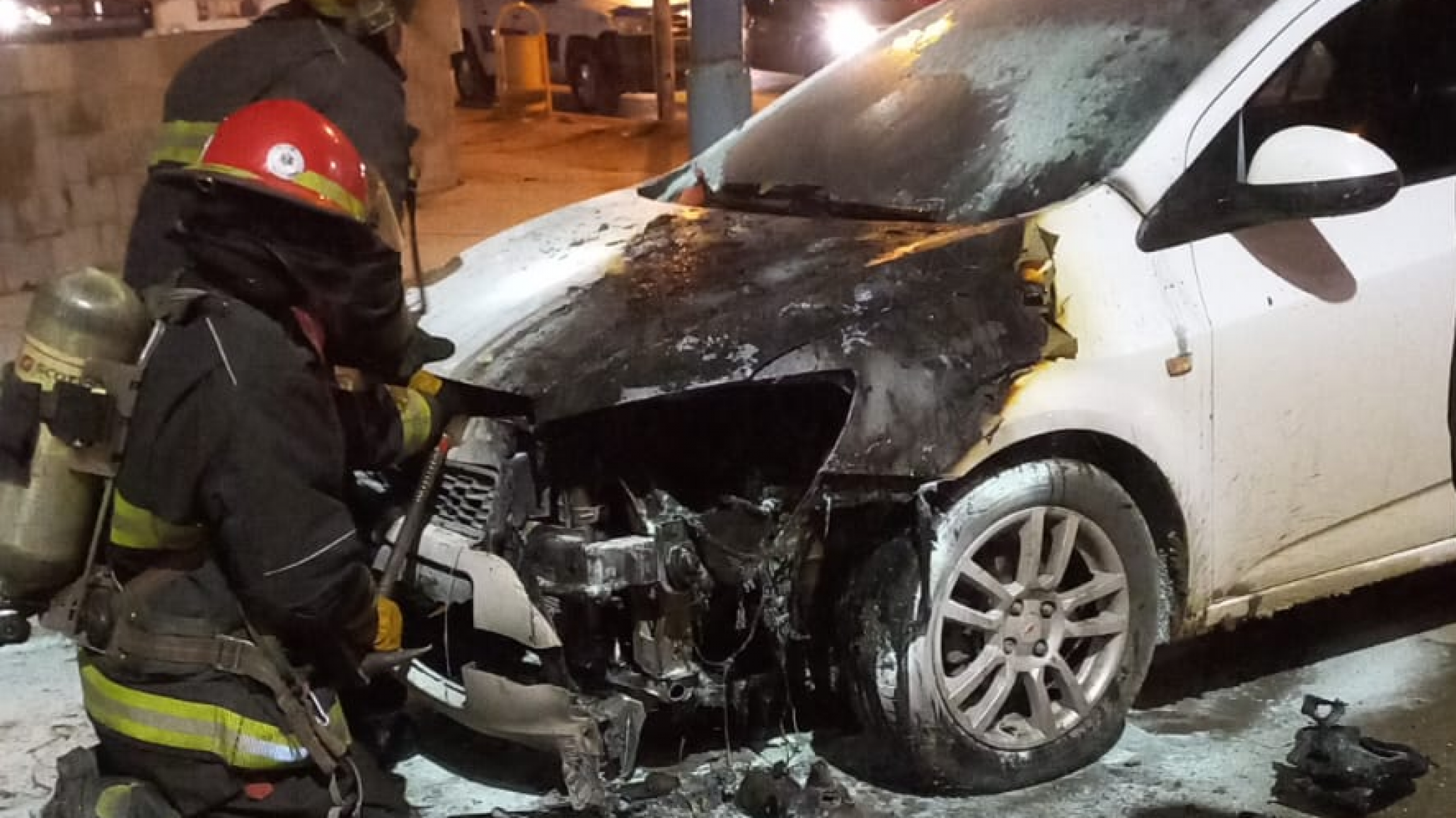 Su auto tenía desperfectos y se prendió fuego en el Barrio Isidro Labrador