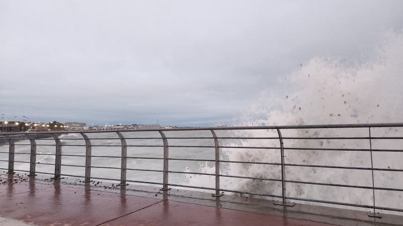 Fuerte Marejada en Comodoro: Corte en Ducos y Mitre