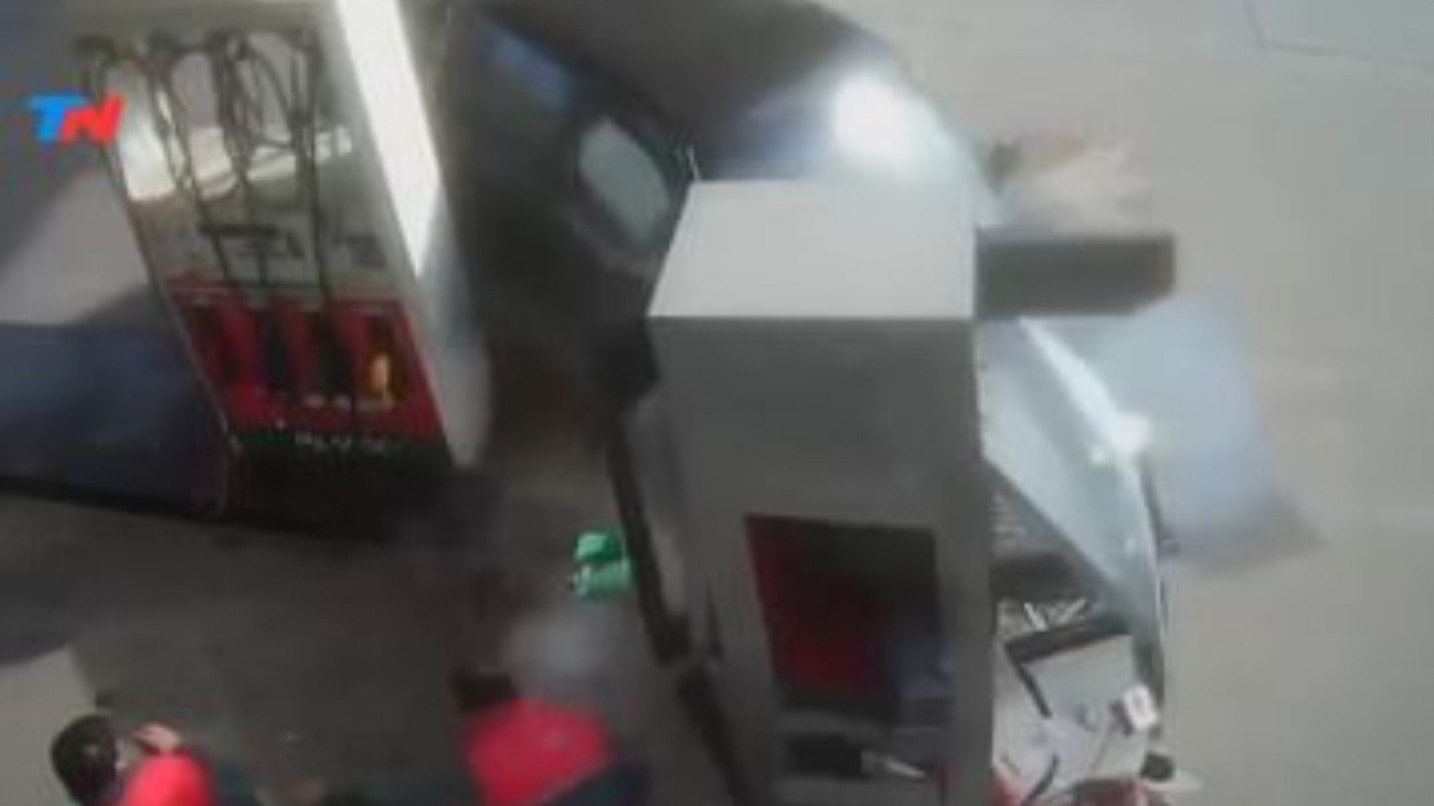 Conductor cargó nafta, huyó sin pagar, lo persiguió la policía y casi causa una tragedia