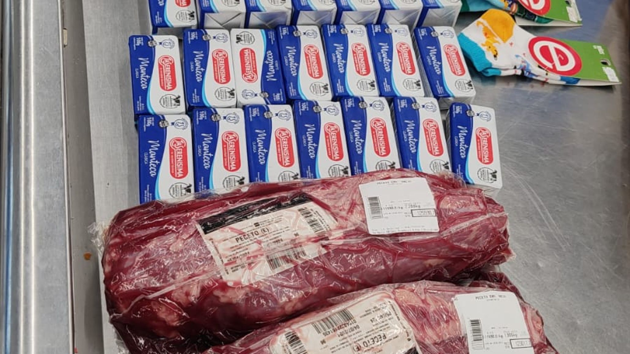 Otro robo en un s鷓er: Una mujer acompa馻da de sus hijos quiso llevarse carne y manteca sin pagar
