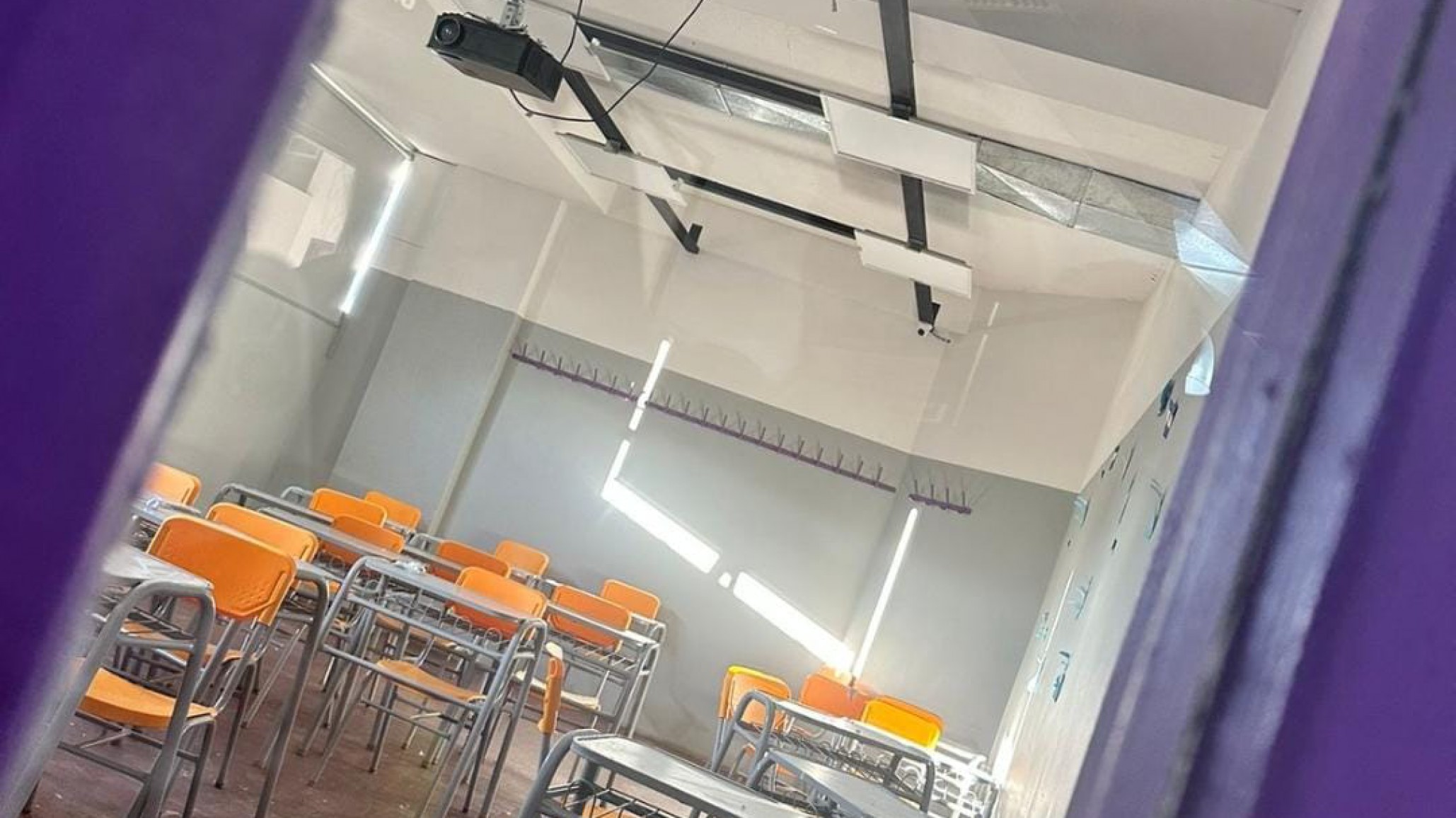 Instituto Mosconi: Se cayó parte del techo de un aula y dos alumnos habrían sido derivados al hospital