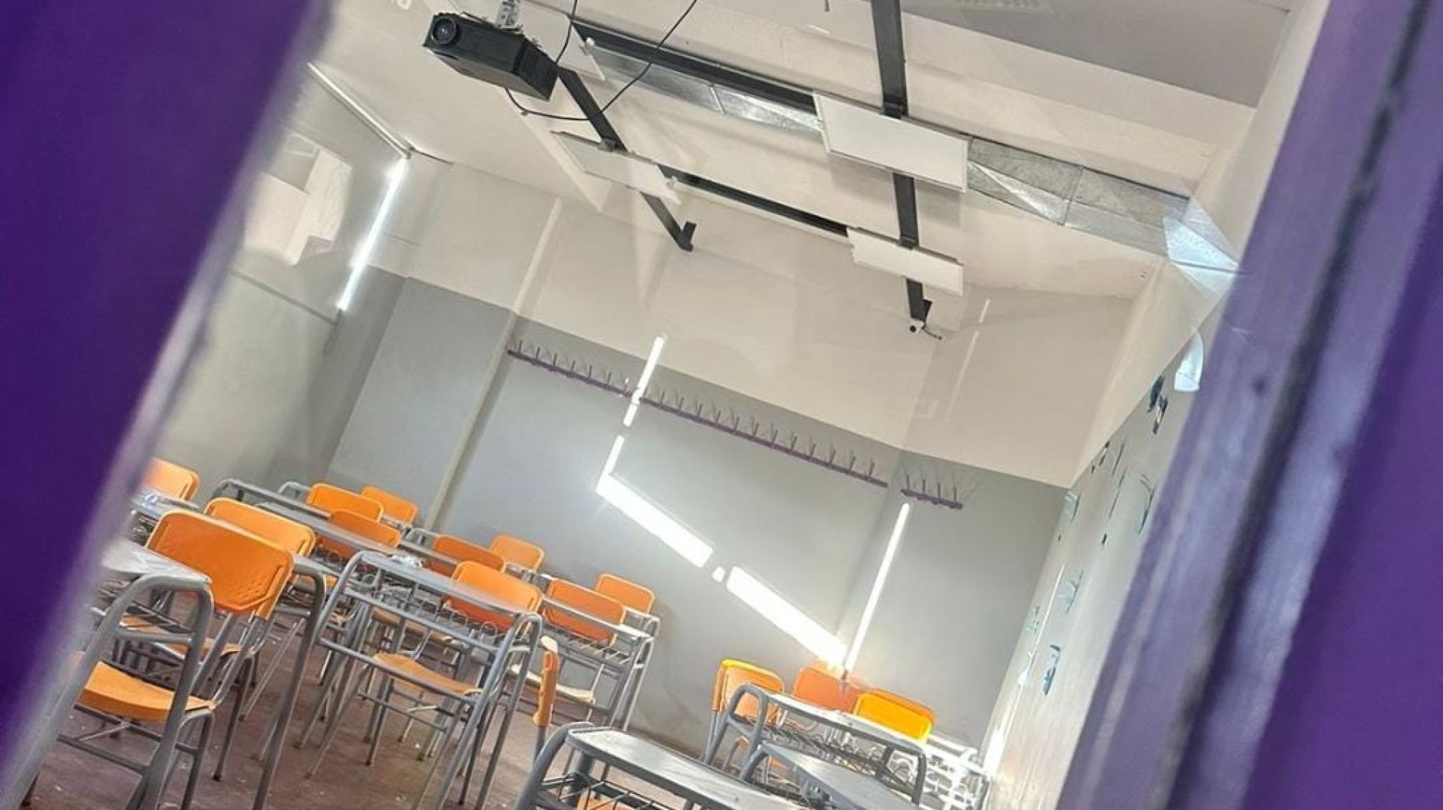 Instituto Mosconi: Se cayó parte del techo de un aula y dos alumnos habrían sido derivados al hospital
