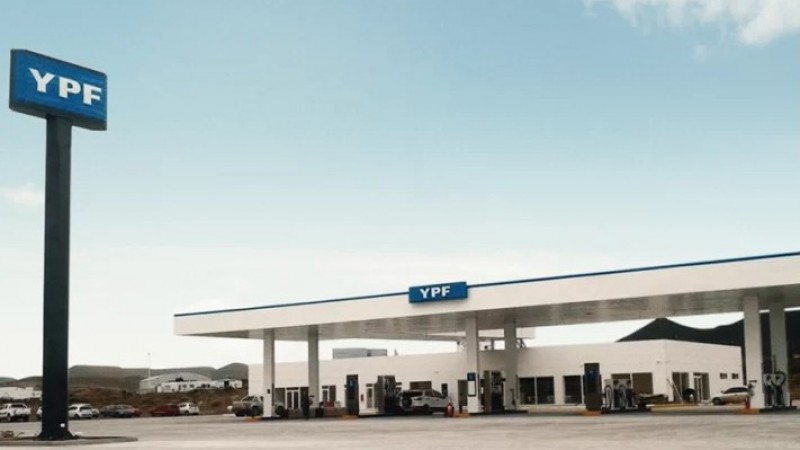 Una adolescente se subió al auto de un desconocido y apareció en una estación de servicio