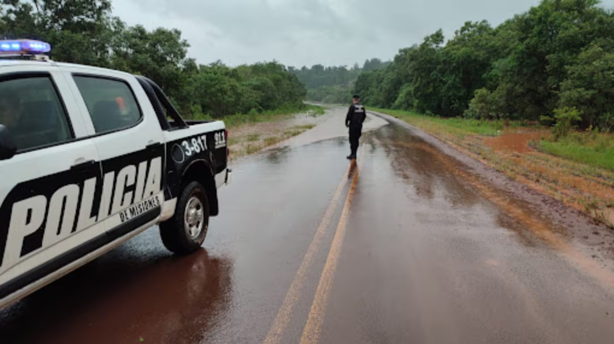 Tragedia en Misiones: Un conductor atropelló a tres amigos en la ruta y uno de ellos murió