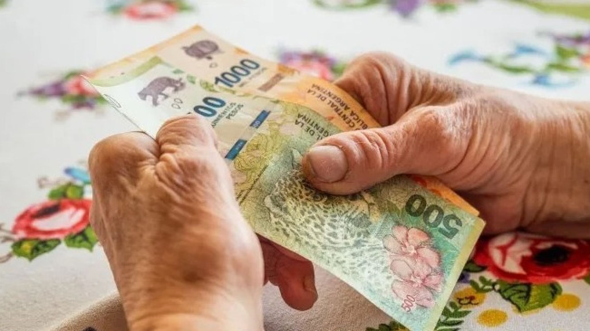 Cómo solicitar un bono de $98.000 en julio para jubilados y pensionados