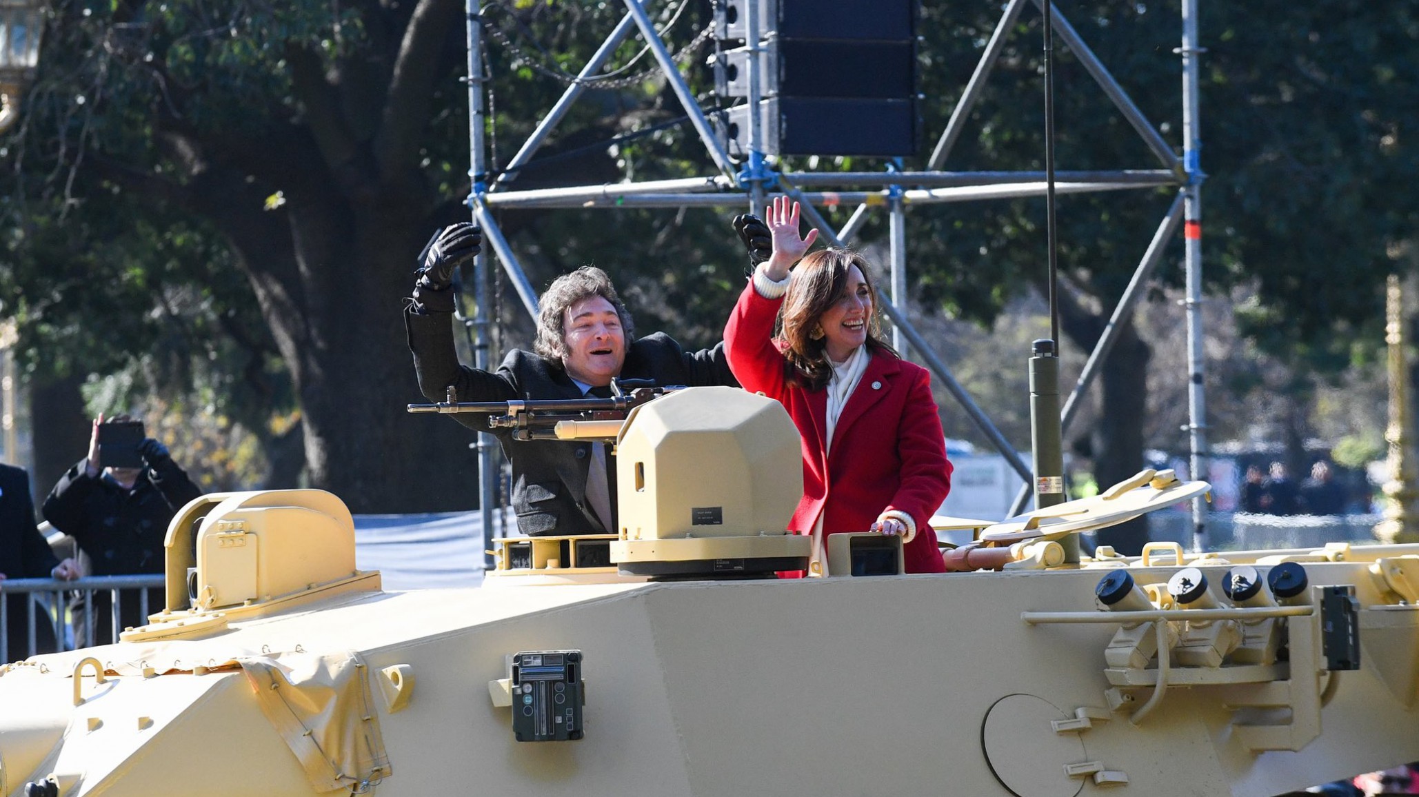 9 de Julio: Javier Milei y Victoria Villarruel encabezaron el desfile militar a bordo de un tanque de guerra