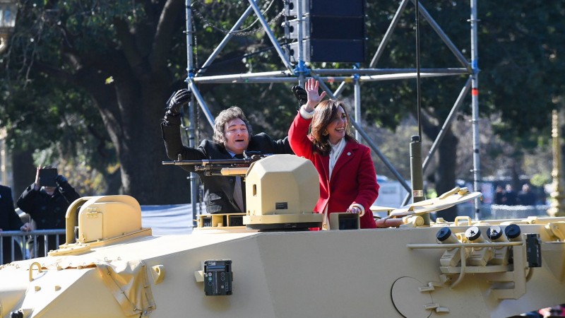 9 de Julio: Javier Milei y Victoria Villarruel encabezaron el desfile militar a bordo de un tanque de guerra