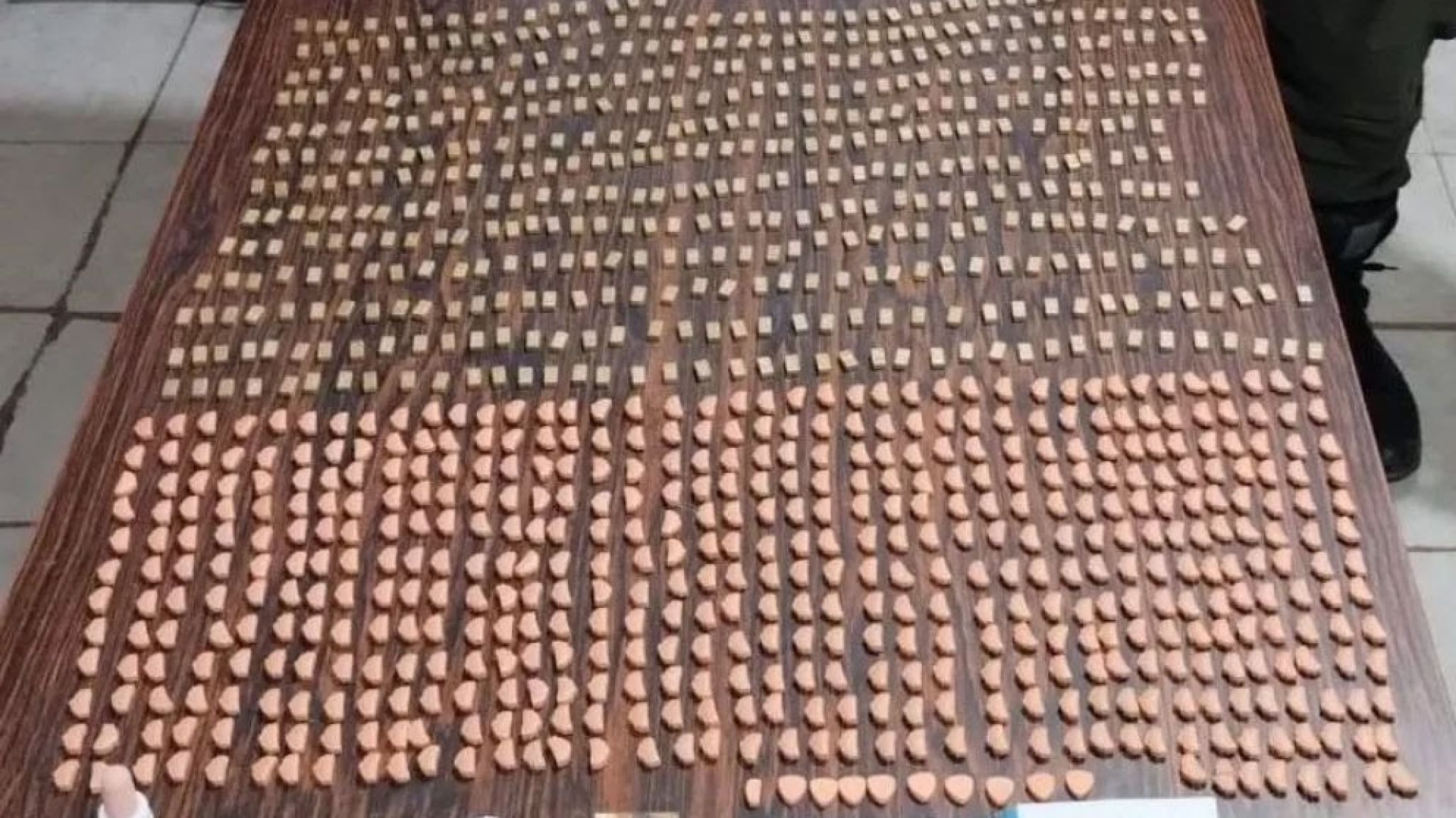 Viajaba a Comodoro con casi 1000 pastillas de 閤tasis