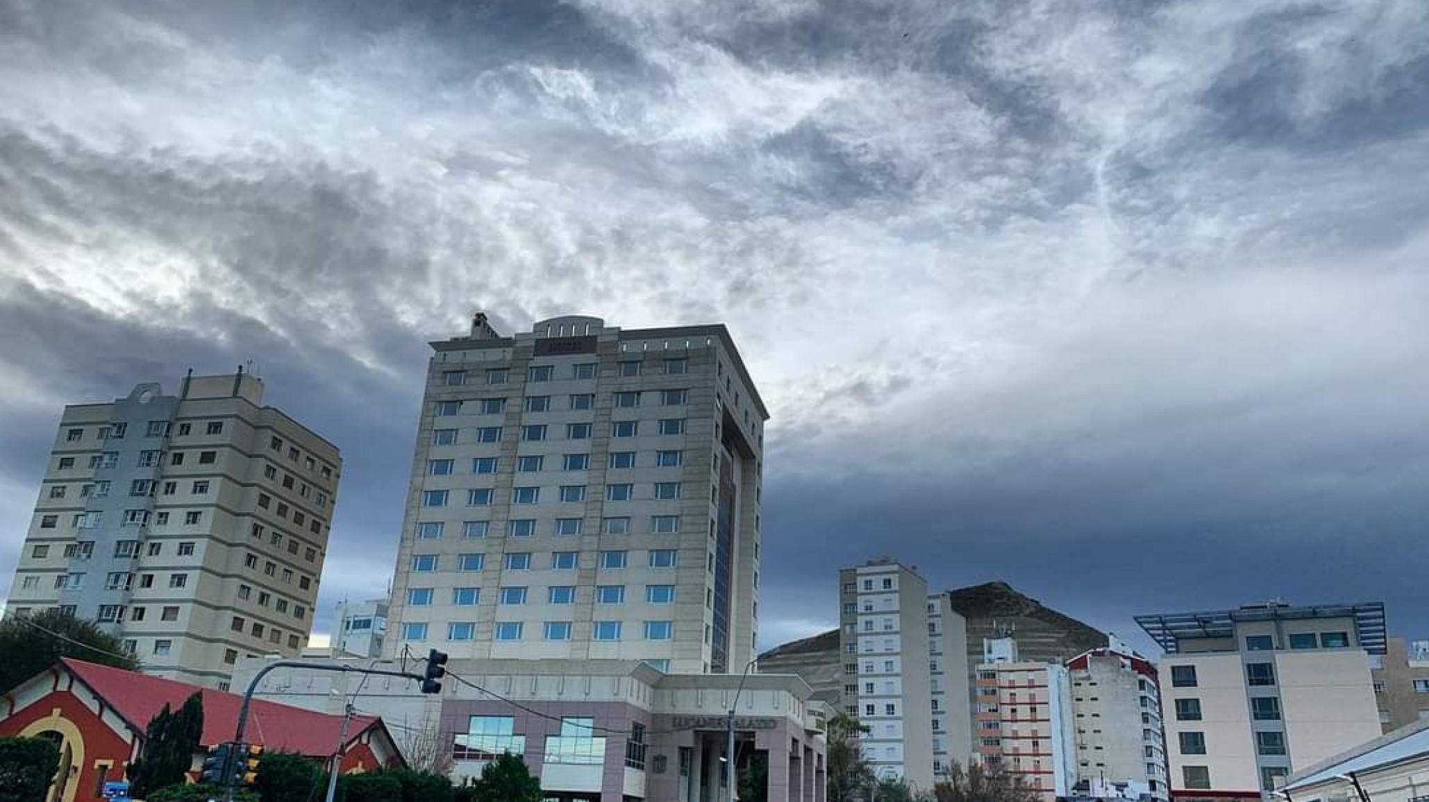 Domingo mayormente nublado con posibles lluvias aisladas por la tarde