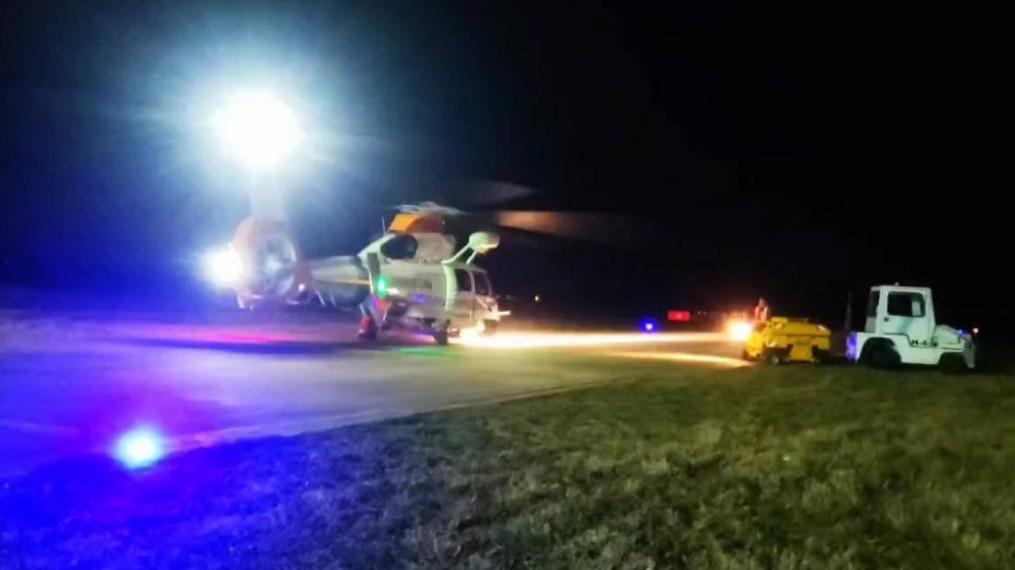 Video: Prefectura aeroevacúa a tripulante y busca a dos desaparecidos en embarcación hundida