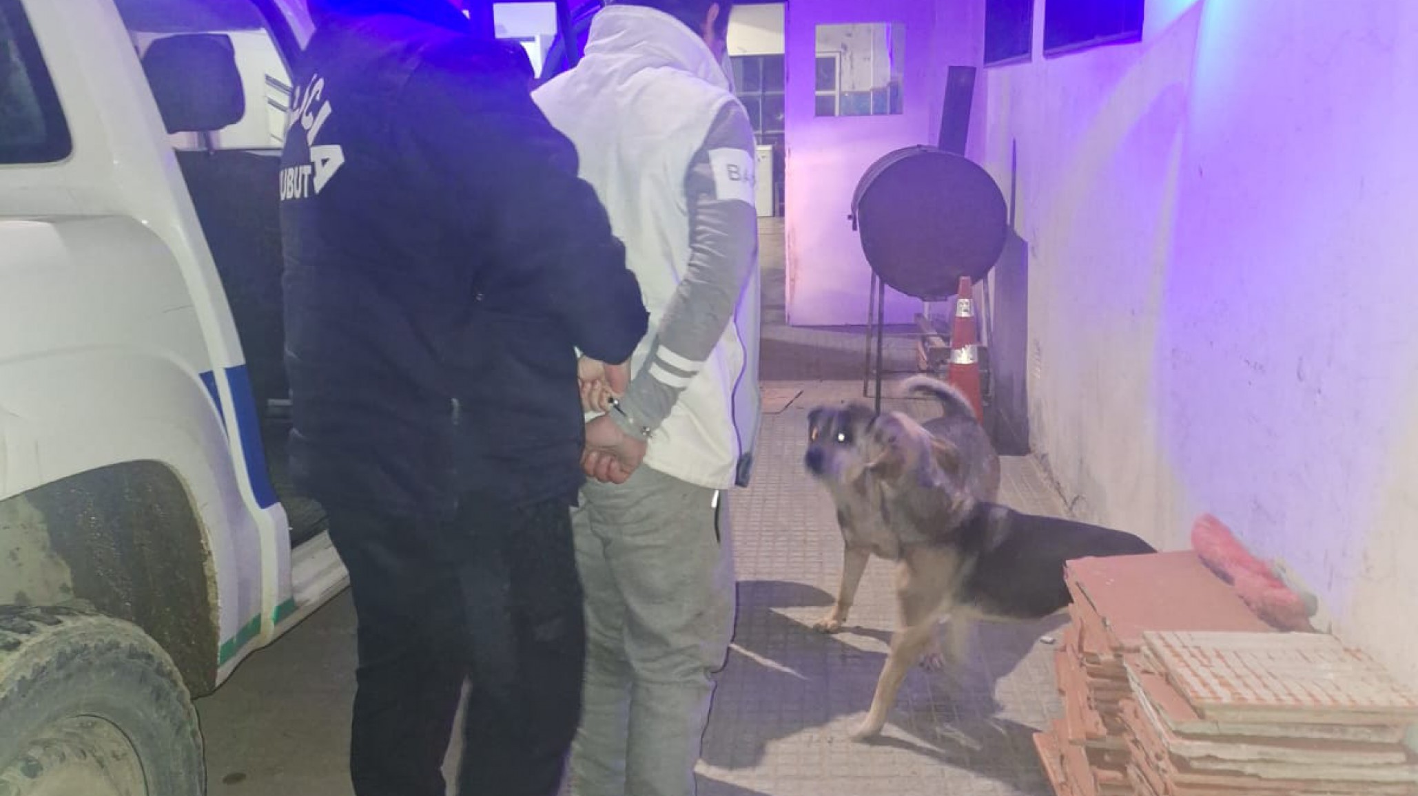 ¡Con las manos en la masa! Robó una rueda de auxilio y lo atraparon