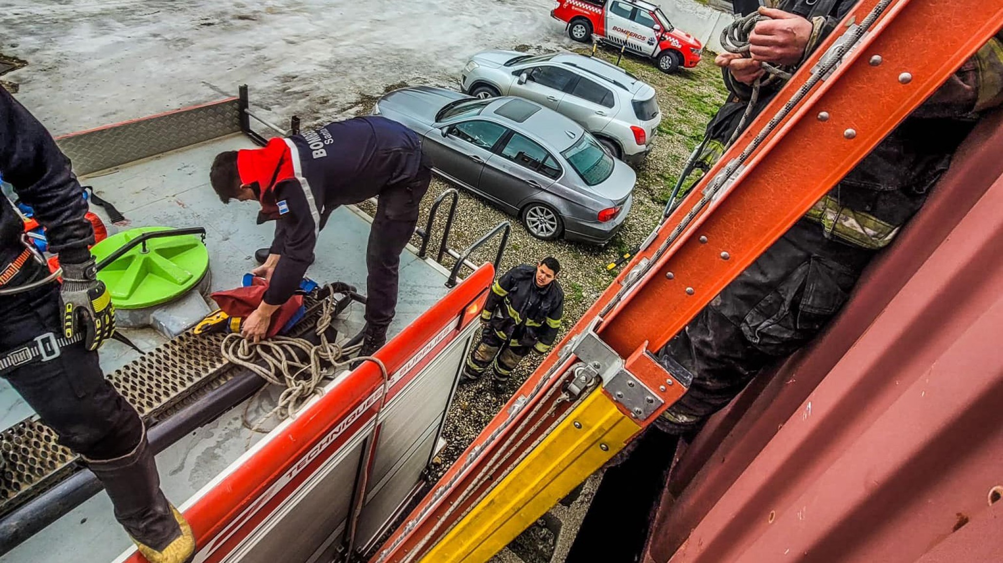 Así los bomberos rescataron a un perro atrapado entre dos paredes