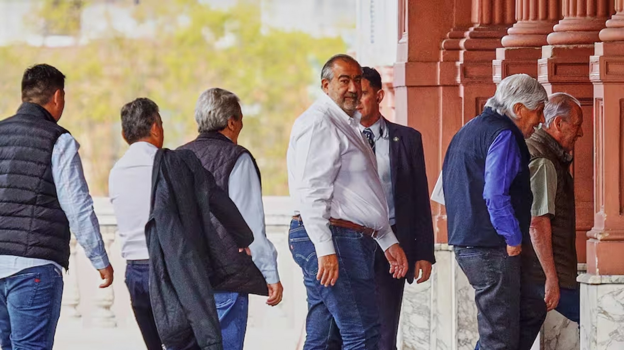 El Gobierno se reúne con la CGT para evitar otro paro general