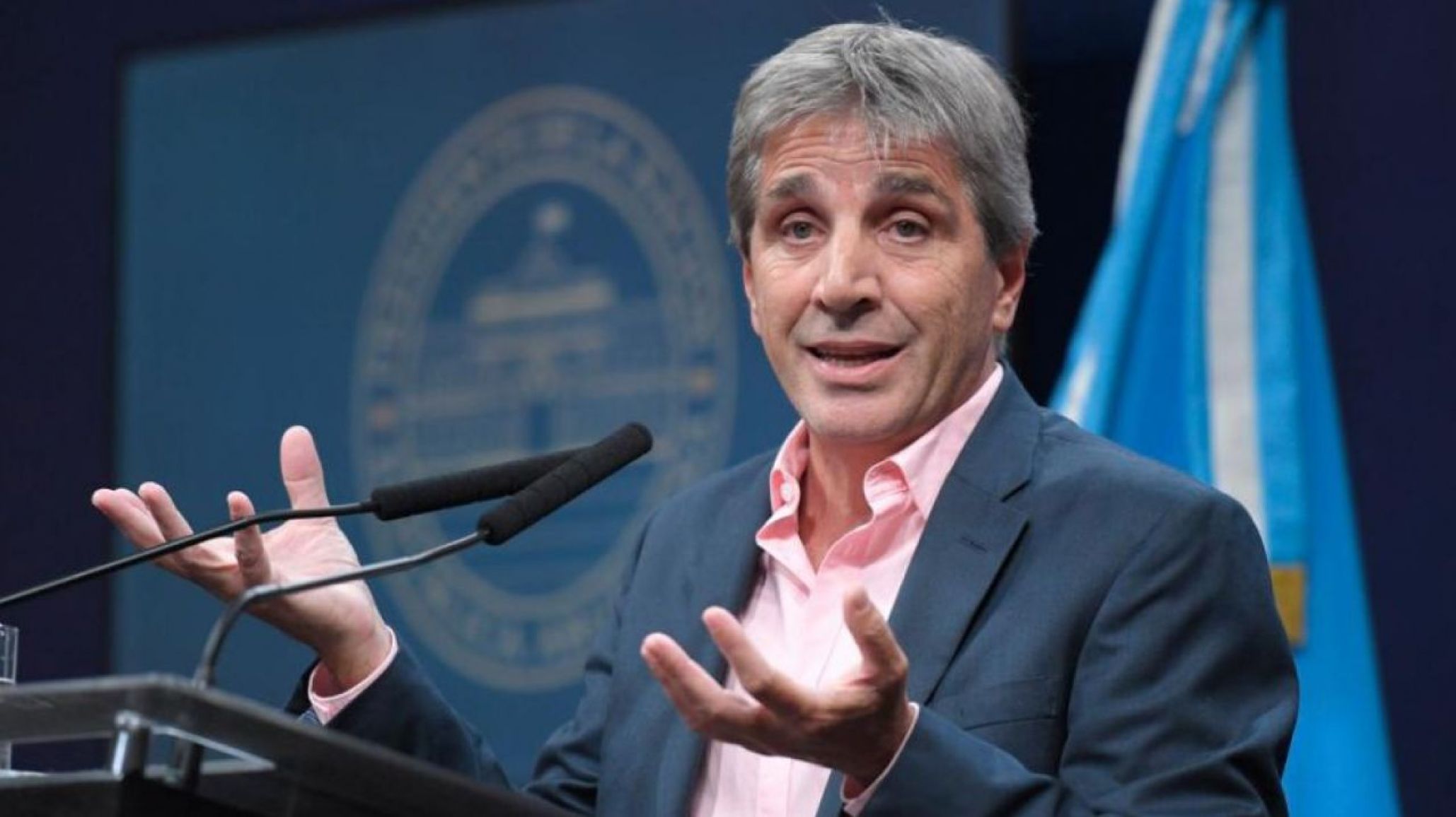 Caputo confirmó el fin del cepo en 2025 y anuncia baja del dólar tarjeta
