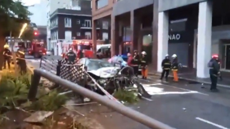 Conductor que manejaba a contramano perdió el control y atropelló a cinco personas