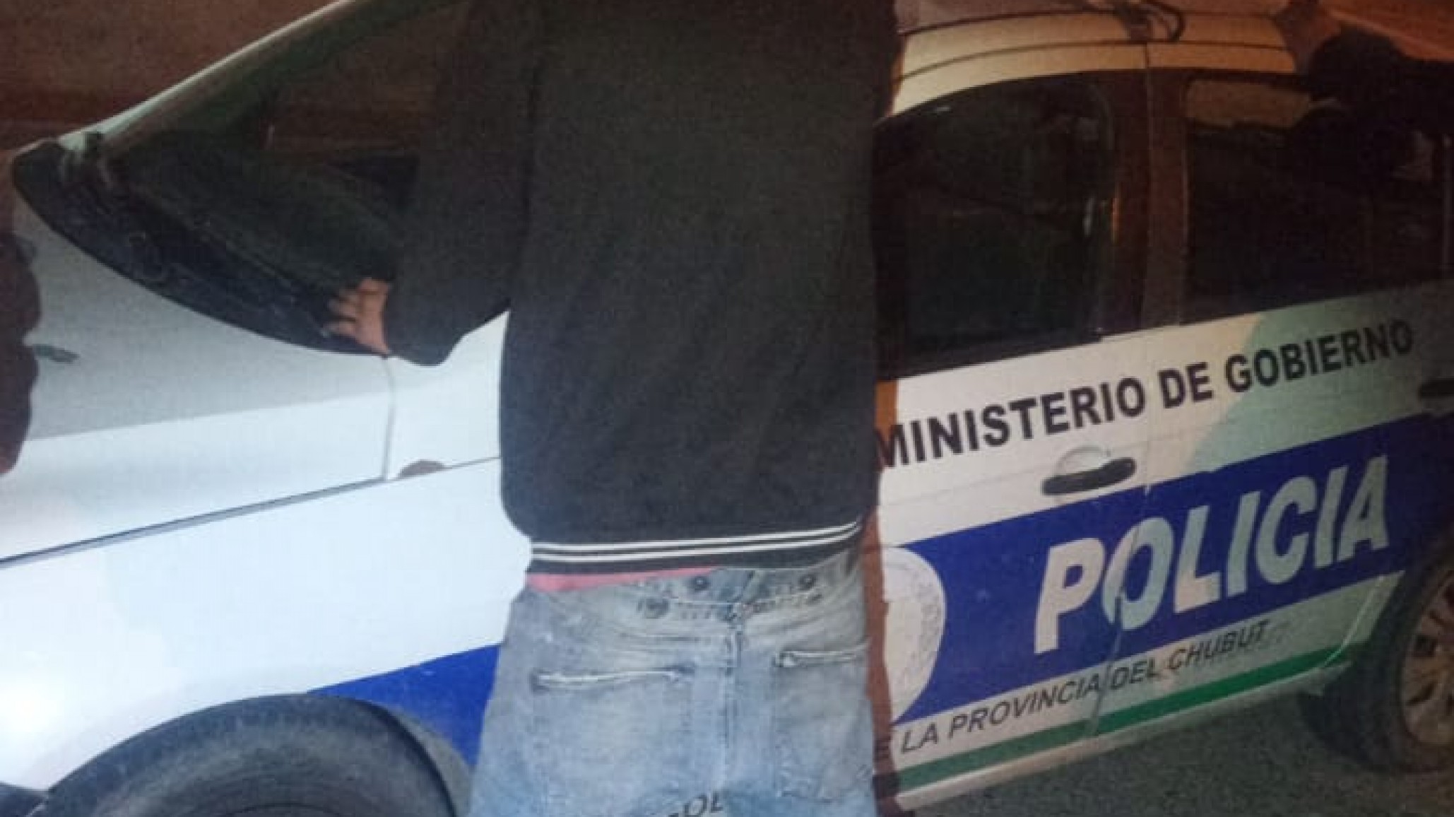 En medio de un control descubrieron a un joven buscado por la justicia