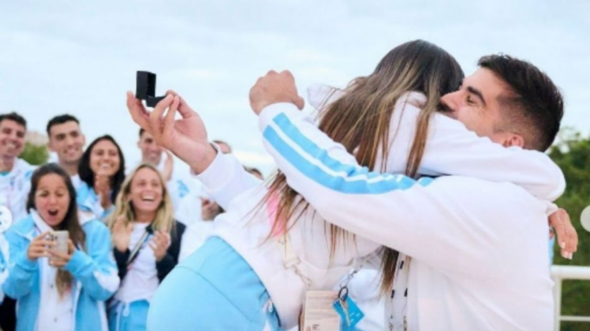 De la cancha al altar: Jugador de handball argentino declara su amor en plena Villa Olímpica