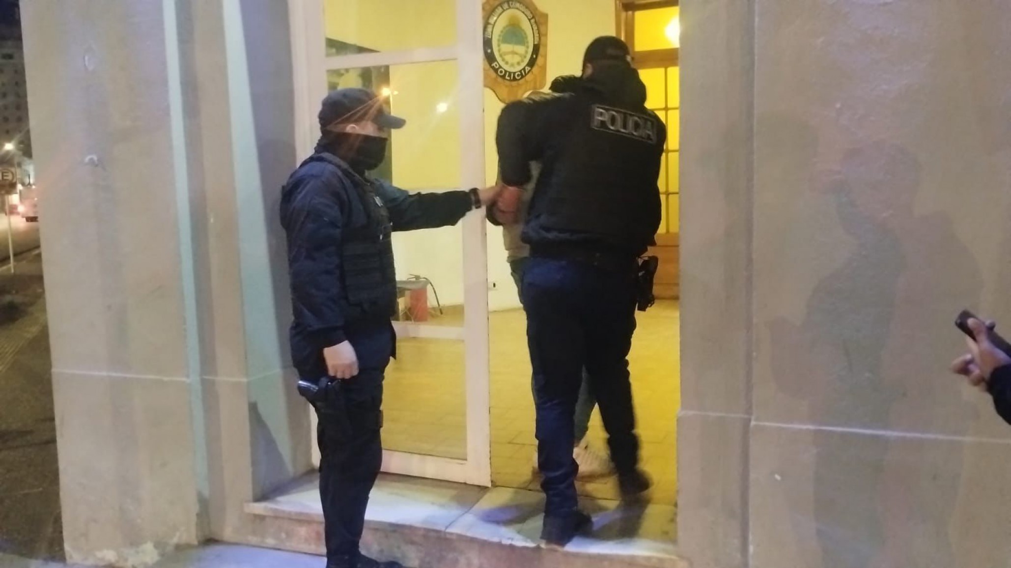 Lo atraparon en pleno centro arrastrando una moto que había robado