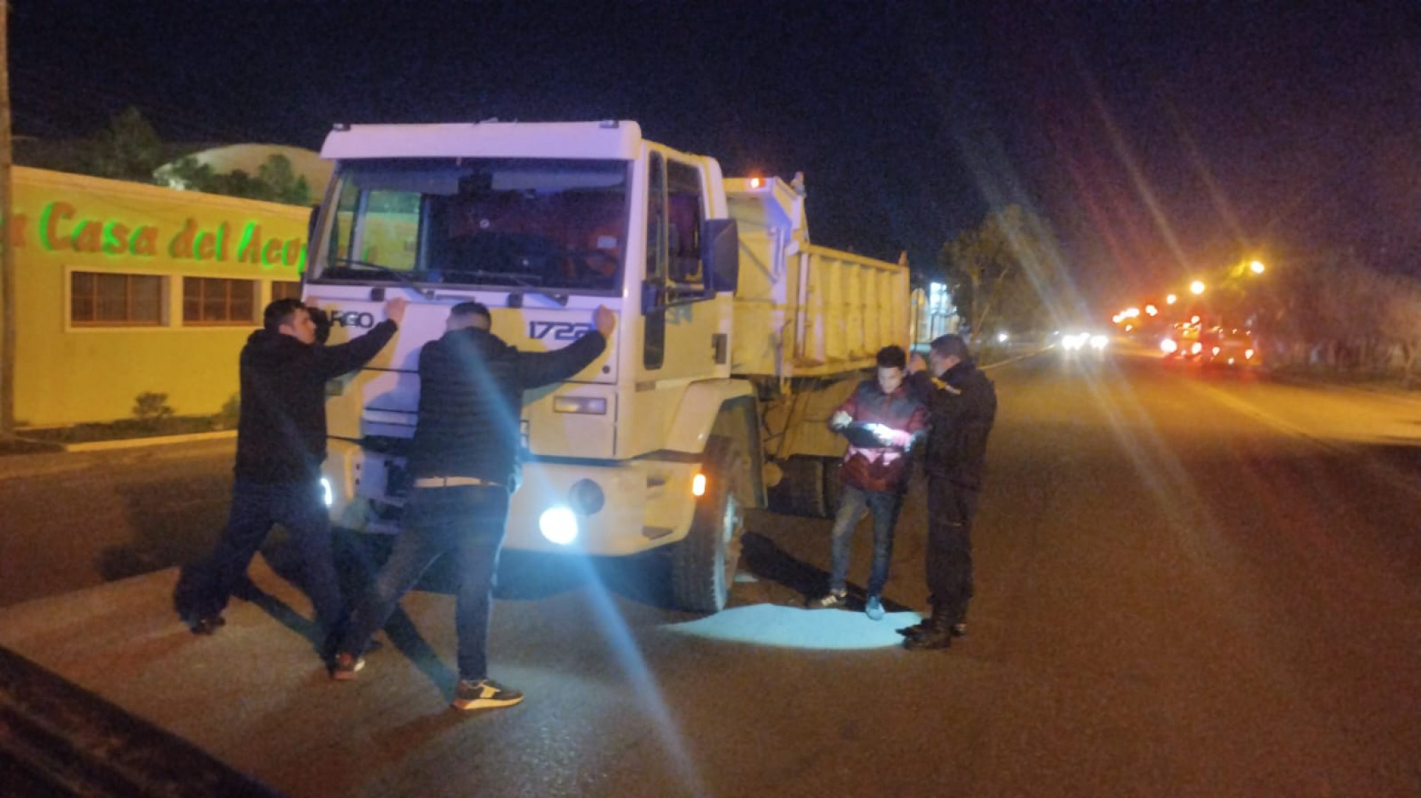 Conducía ebrio, chocó con minibús y huyó