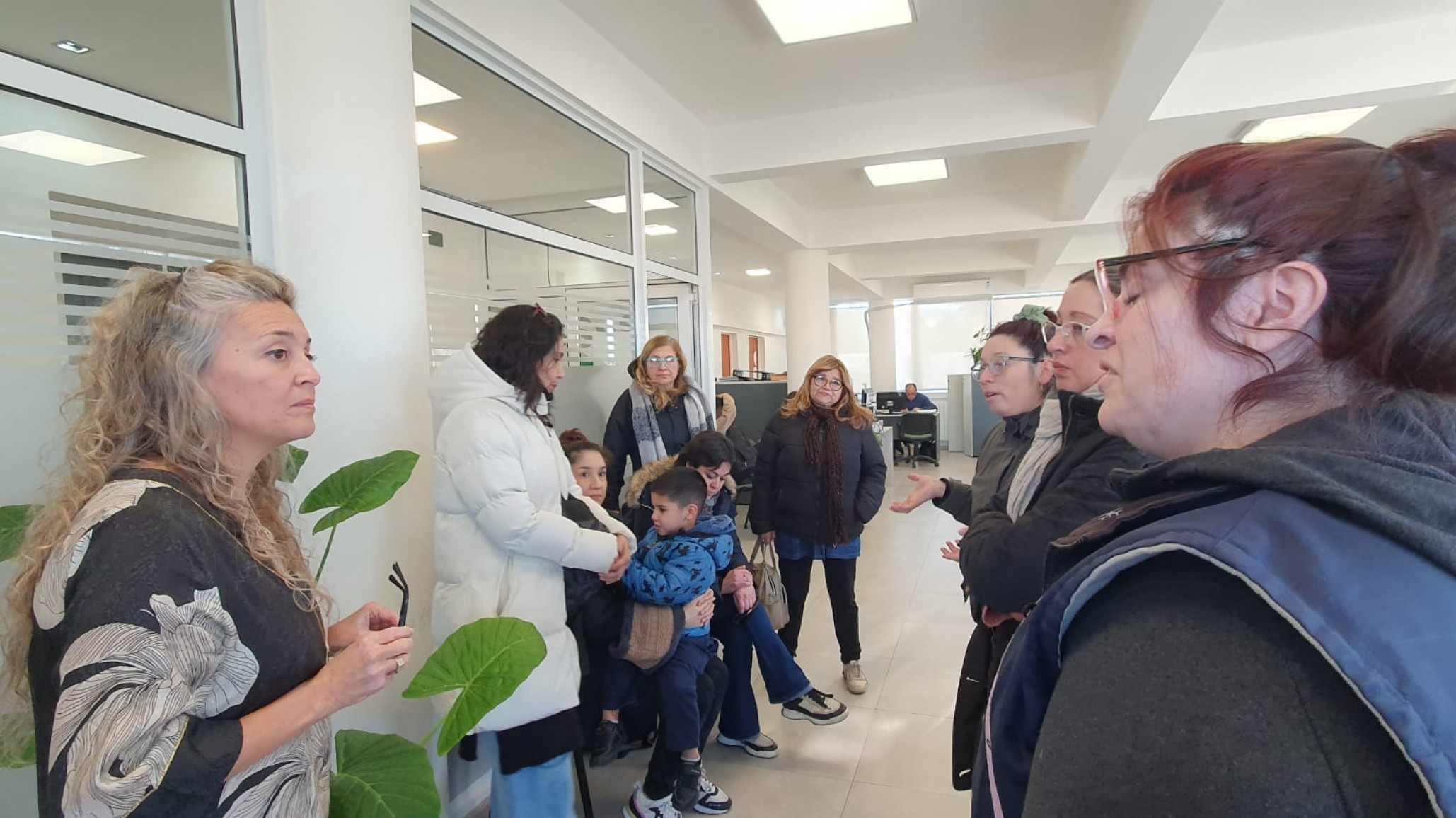 Madres denuncian atraso de pago de SEROS a acompañantes terapéuticos en Comodoro: "Deben desde mayo"