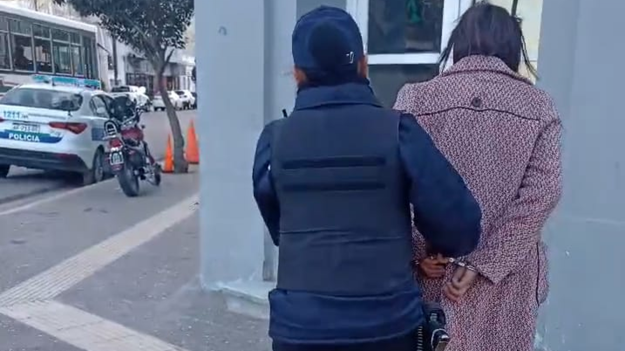 Intentó llevarse un bolso de casi $30.000 sin pagar y terminó detenida