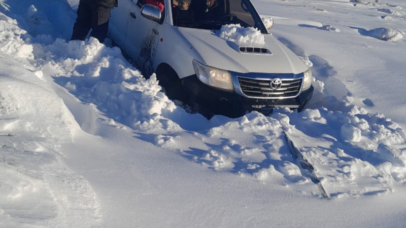 Rescate: Una familia había quedado varada en medio de la nieve