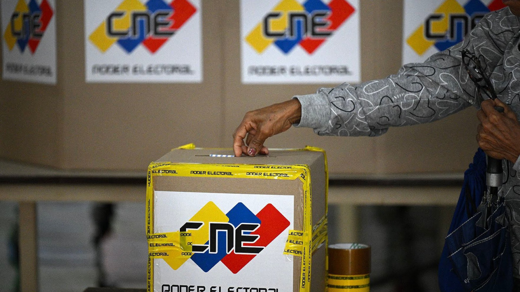 Líderes chavistas se adjudican victoria en Venezuela sin resultados oficiales