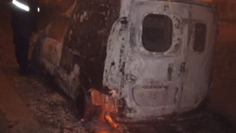 Investigan el incendio de un utilitario y buscan al propietario