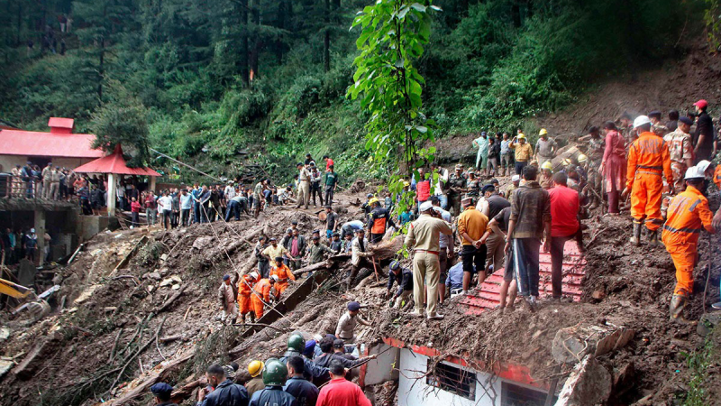Deslizamientos de tierra sepultan aldeas en Kerala: Mueren al menos 106 personas