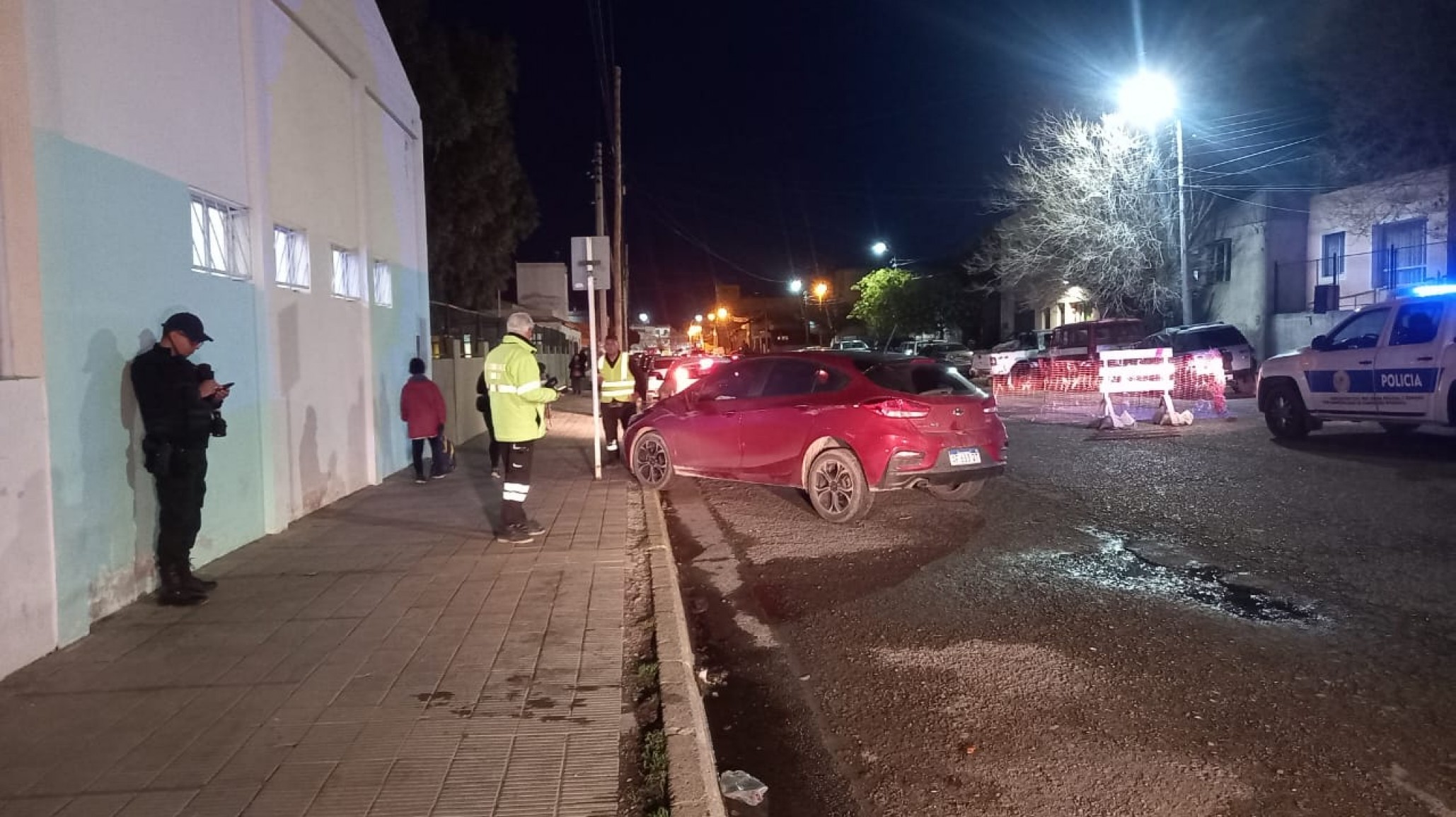 Conducía borracho y estacionó en la vereda frente a una escuela