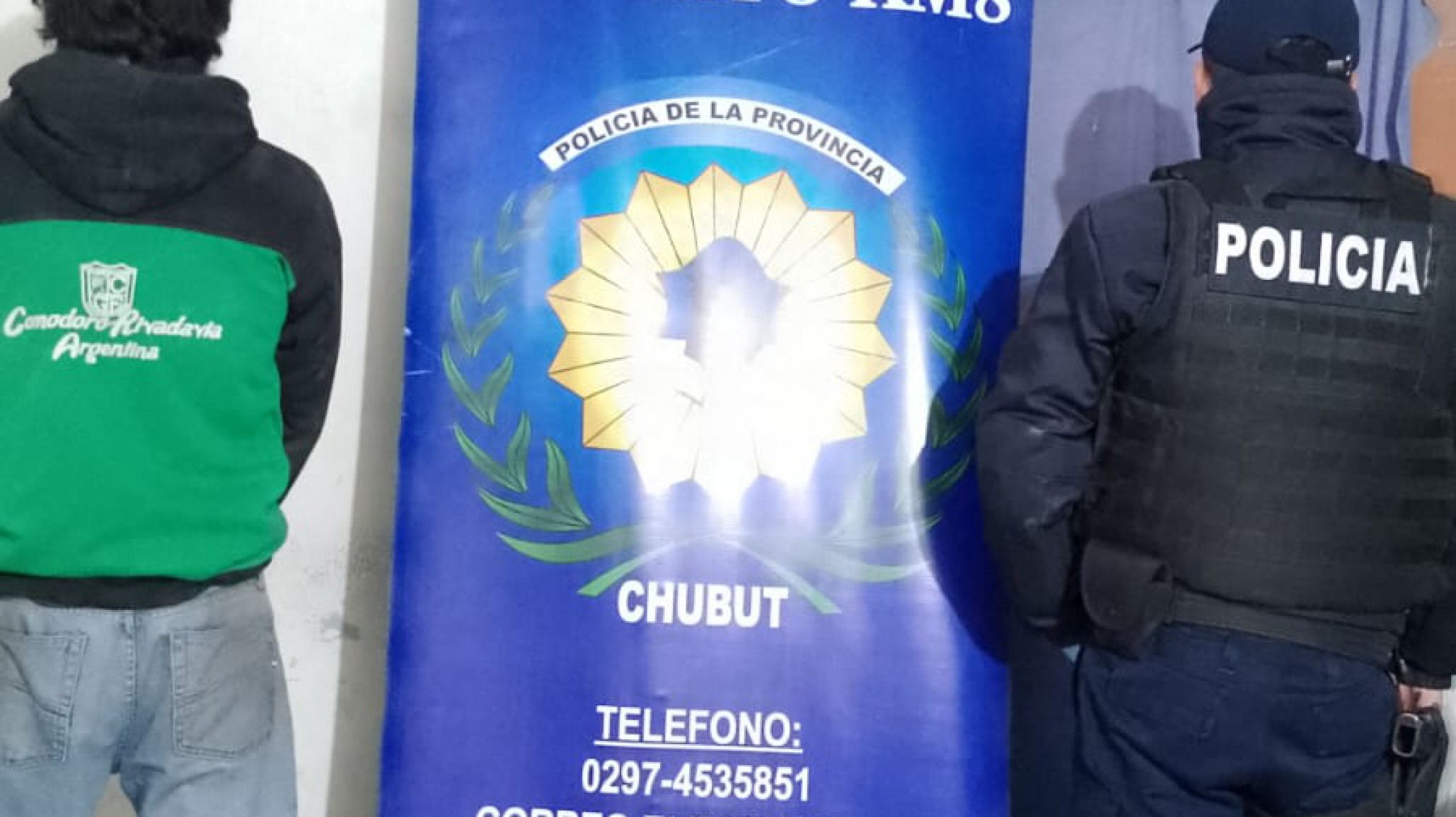 Detuvieron a un hombre por causar disturbios en una panadería y romper un auto