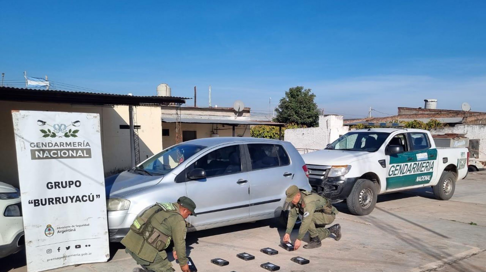 Detuvieron a una mujer que trasladaba más de 8 kilos de cocaína, ocultos en el conducto de aire del auto