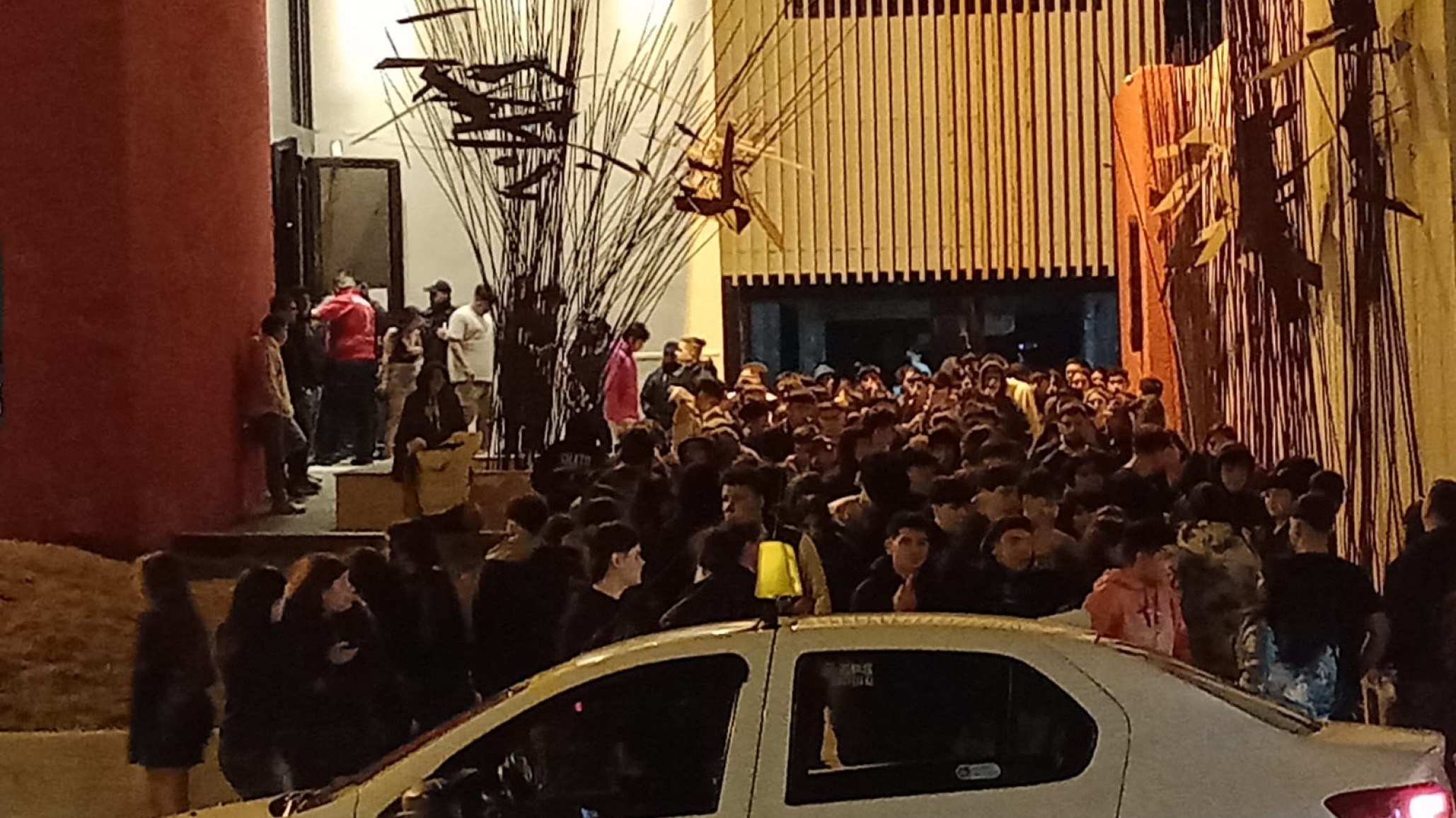 Policía prohibió la entrada de 26 personas a un boliche porque no tenían DNI y querían utilizar una aplicación falsa de Mi Argentina