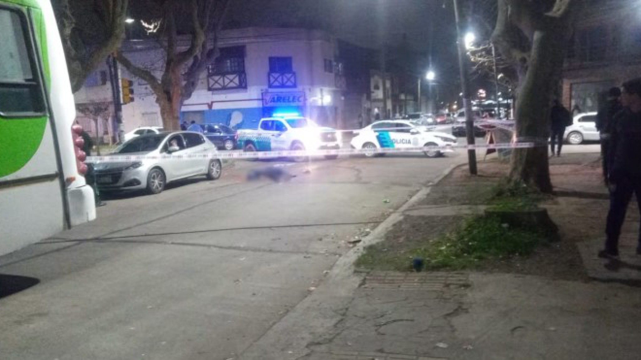 Hombre murió aplastado por las ruedas de un colectivo tras caer de la unidad