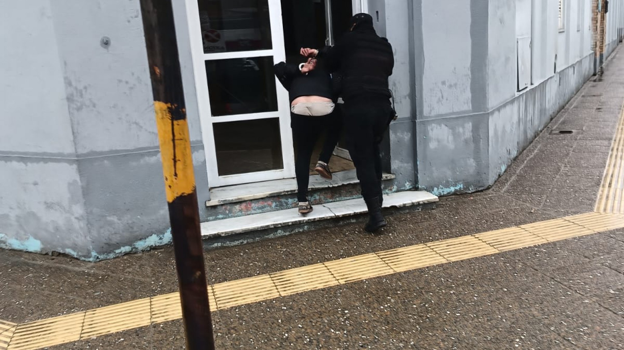 Tres delincuentes atacaron a un hombre con un cuchillo en el hospital