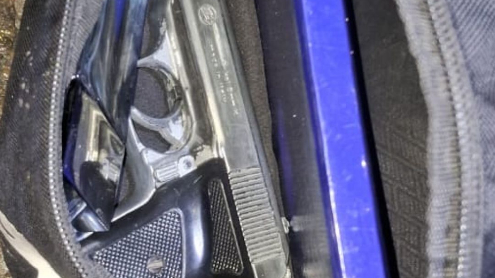 Dos menores de 15 años llevaban un arma en la mochila