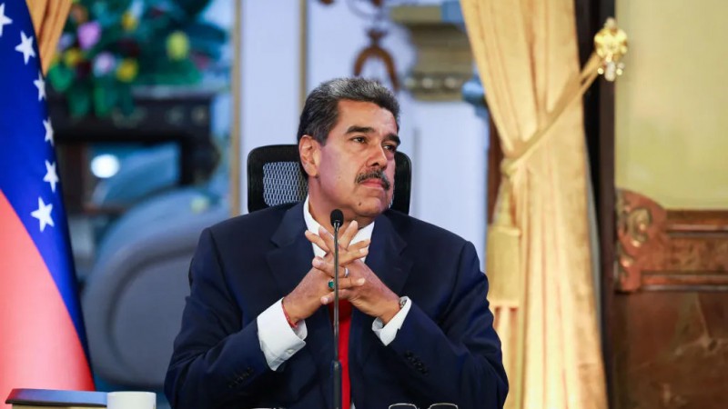 Maduro llama a un "gran diálogo incluyente" tras asumir un nuevo mandato en Venezuela