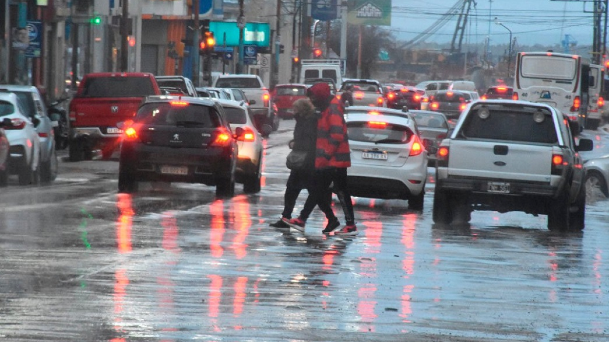 Sábado de lluvia y mucho viento en Comodoro