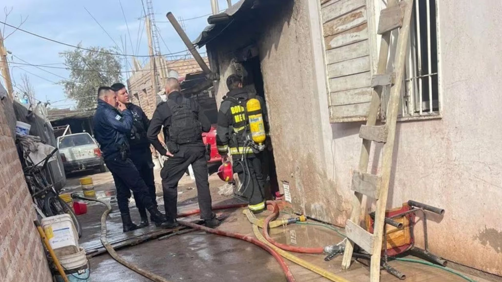 Dos niños al cuidado de un adolescente fallecieron en un incendio