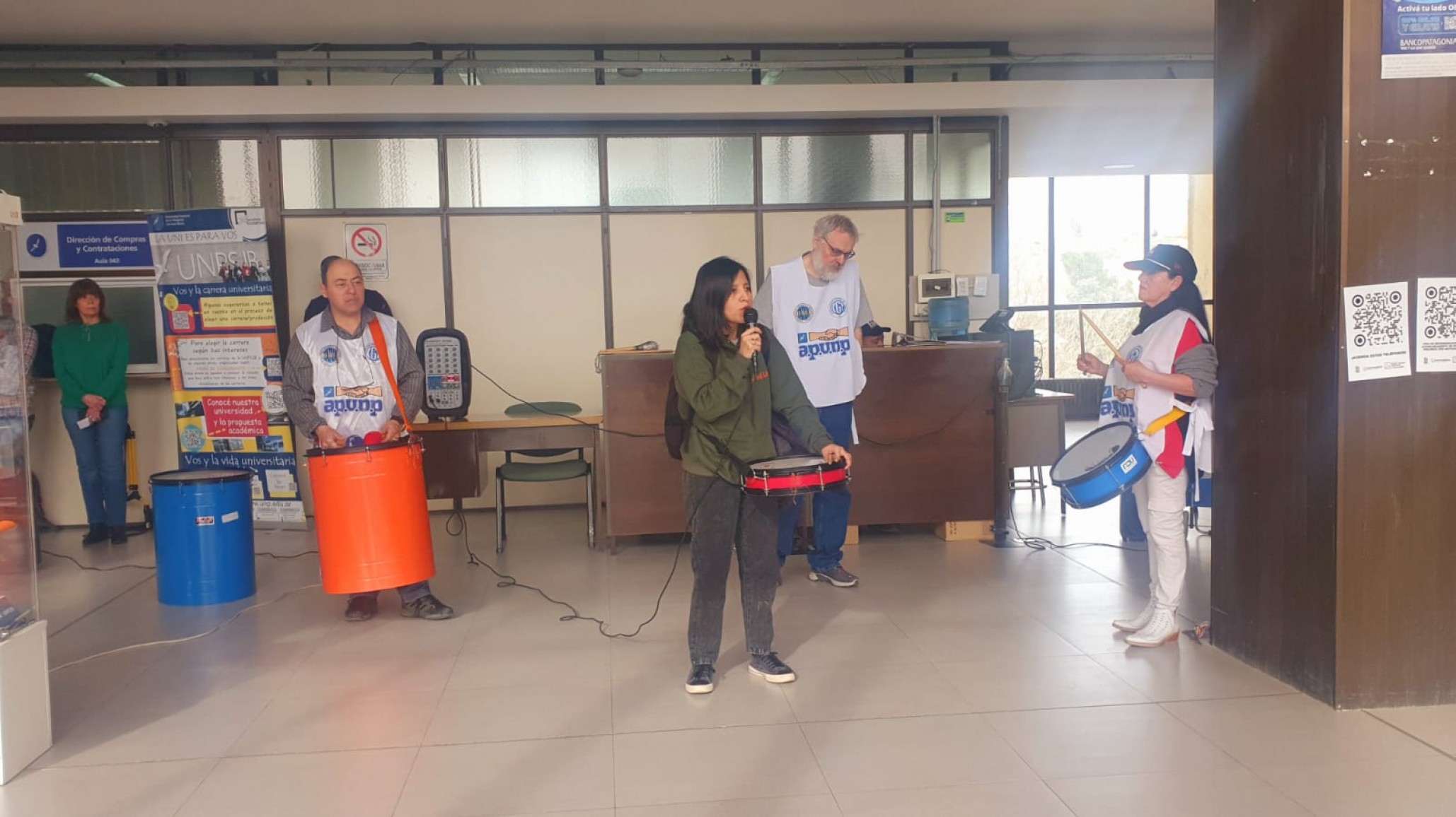 Docentes universitarios de la UNPSJB protestaron contra el ajuste y anunciaron nuevas medidas de fuerza