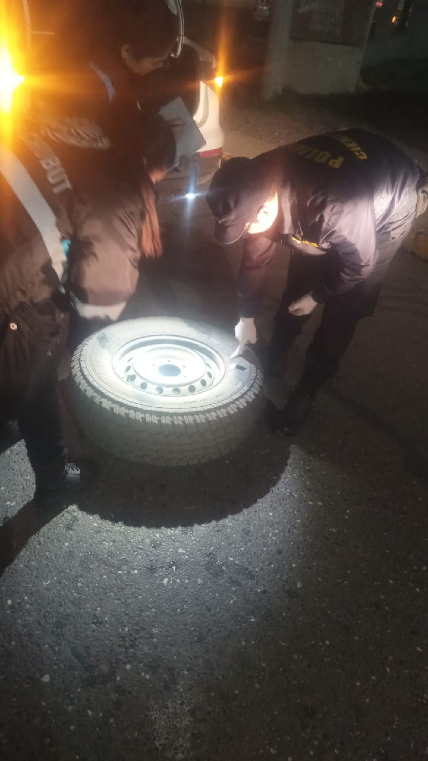 Tres hombres robaron un neumático de una camioneta y huyeron en un auto